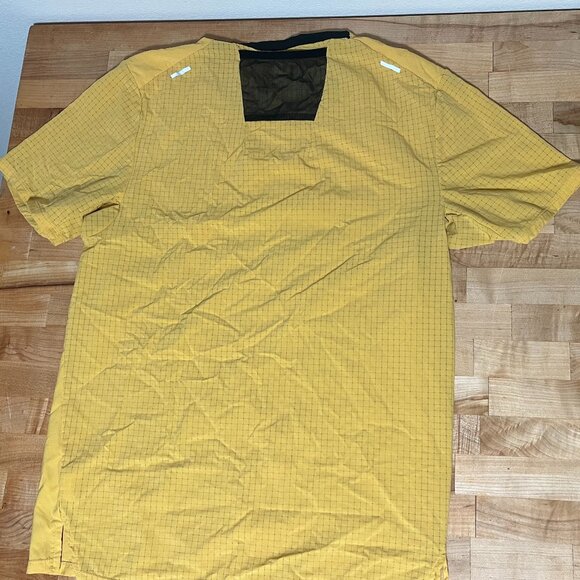 Men's Small Nike Trail Dri Fit Short Sleeve Lightweight Shirt Yellow - Picture 3 of 3
